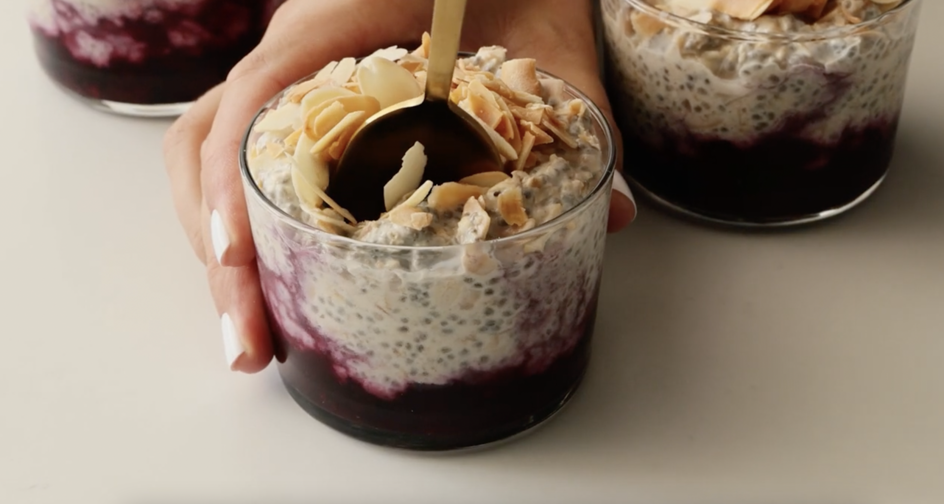 Mic dejun peste noapte cu ovăz, chia și mure